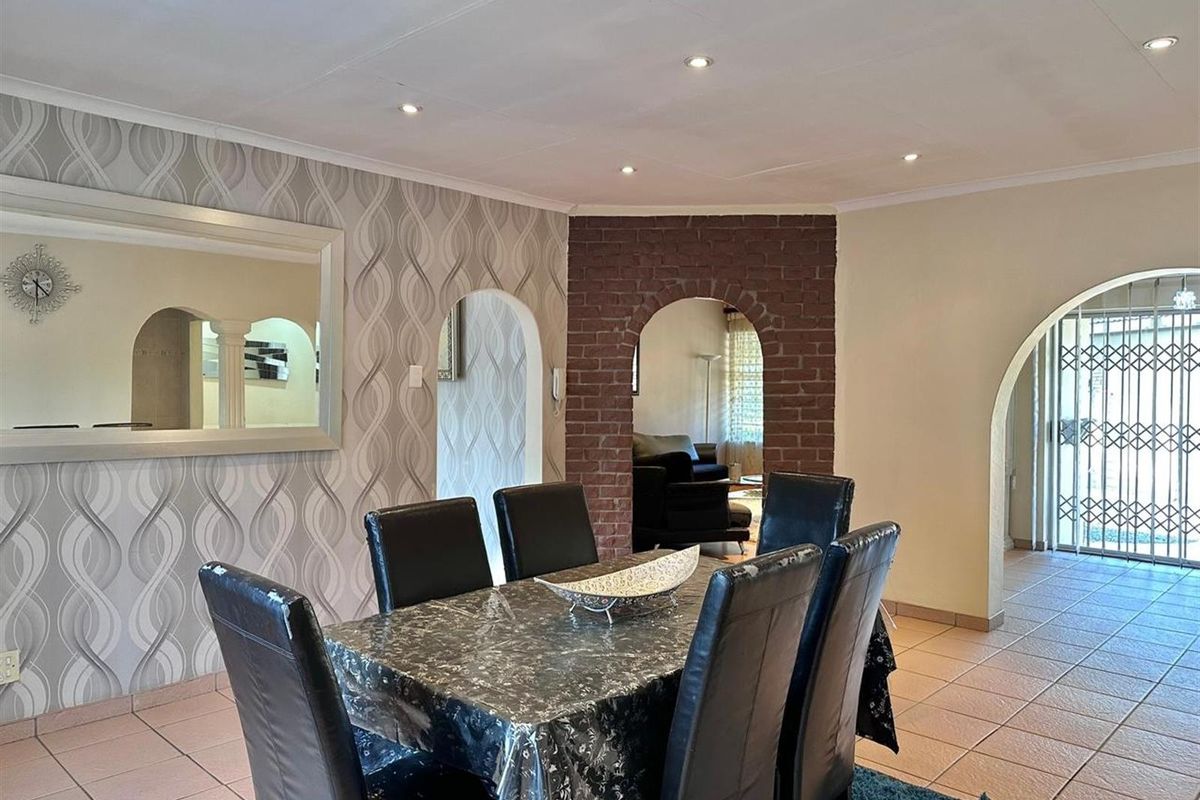 Beautifully Designed Family Home in Prime Huttenheights. - Photo 5