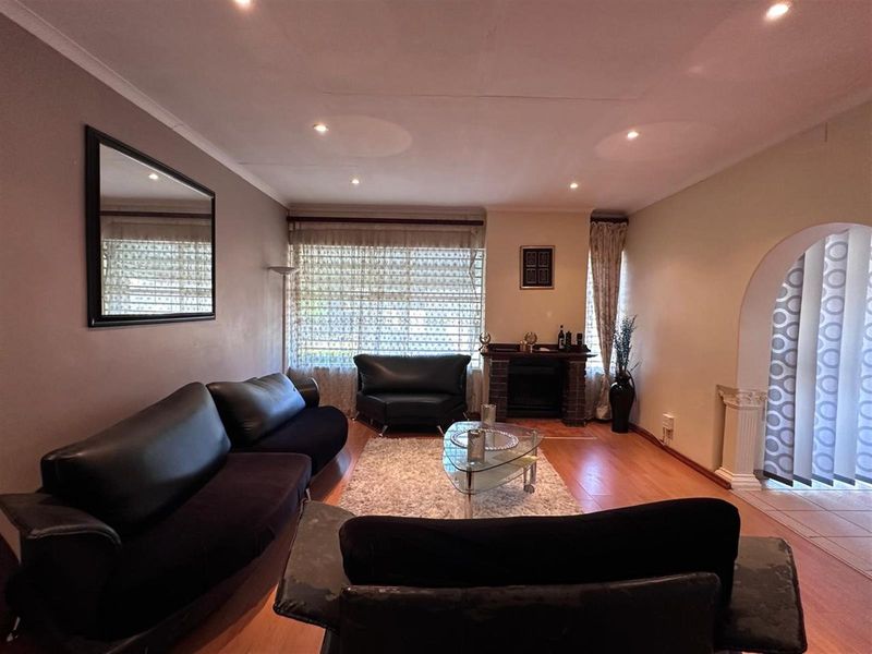 Beautifully Designed Family Home in Prime Huttenheights. - Photo 9