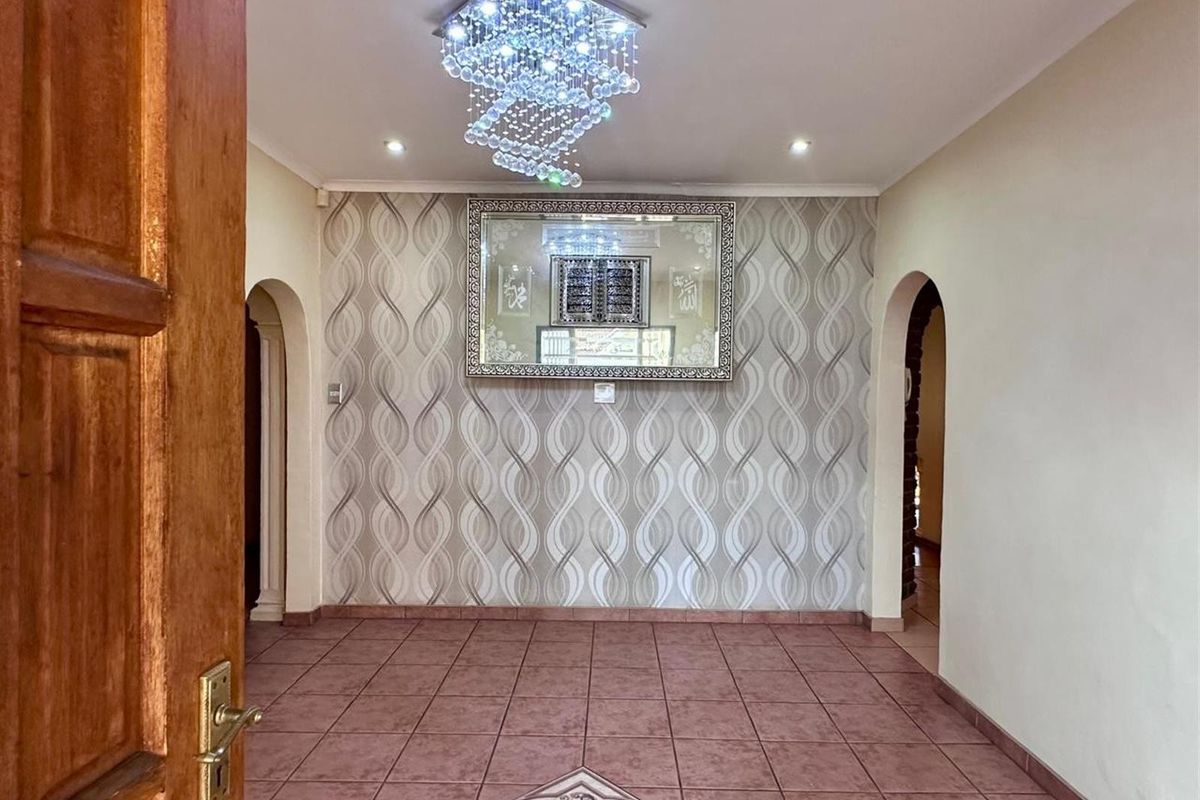 Beautifully Designed Family Home in Prime Huttenheights. - Photo 2