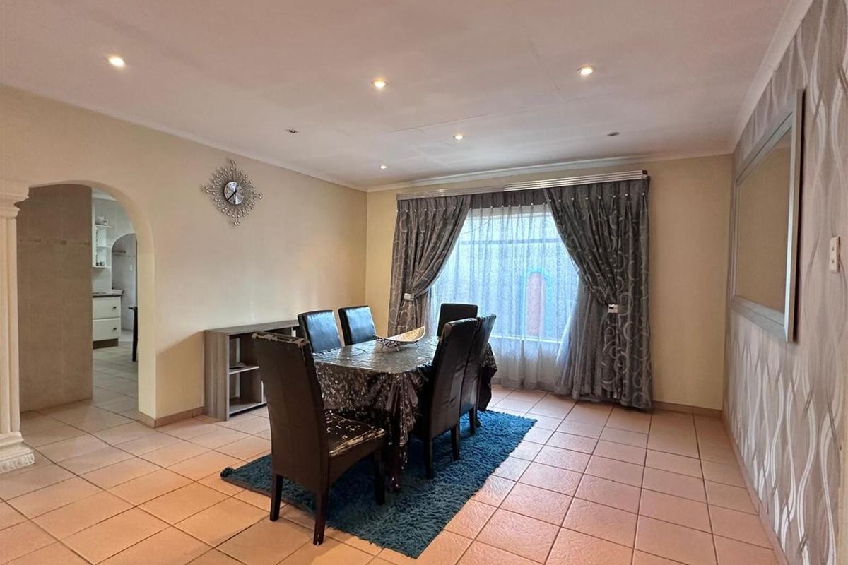 Beautifully Designed Family Home in Prime Huttenheights. - Photo 4