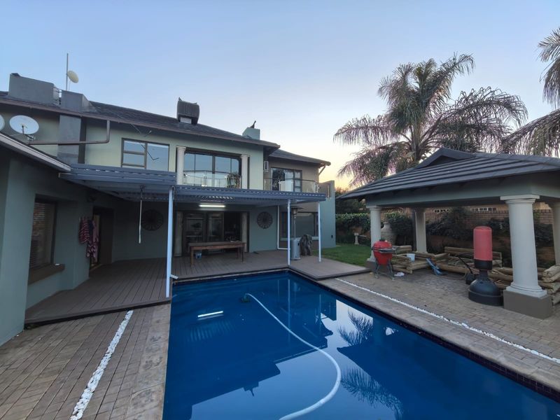 Sophisticated Comfort Meets Effortless Luxury: Your Dream Home Awaits in Roylglen Gardens, Kimberley - Photo 3