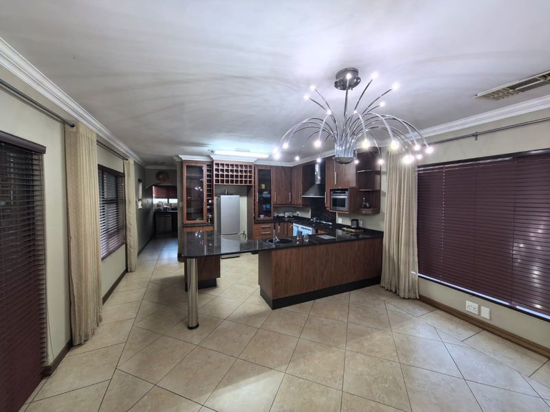 Sophisticated Comfort Meets Effortless Luxury: Your Dream Home Awaits in Roylglen Gardens, Kimberley - Photo 9