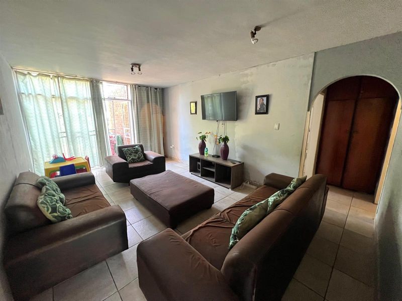 1.5 Bedroom For Sale in Windsor West - Photo 2