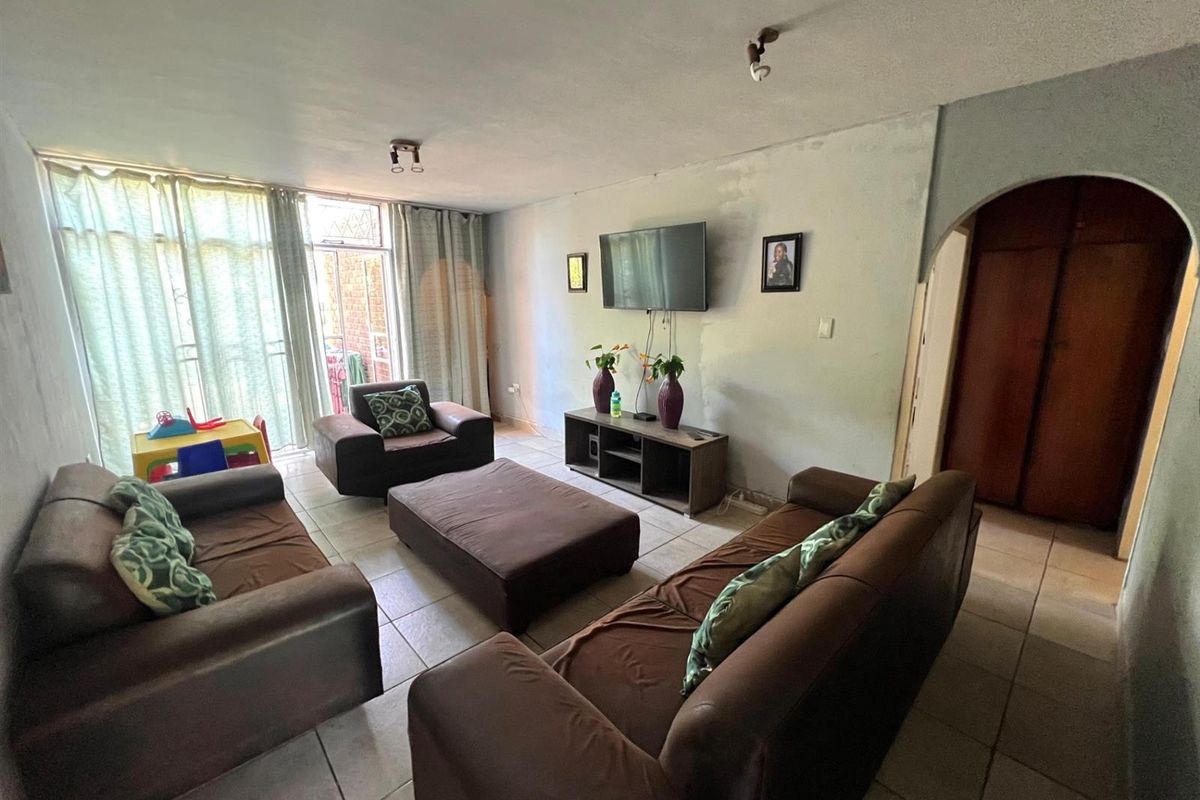 1.5 Bedroom For Sale in Windsor West - Photo 2