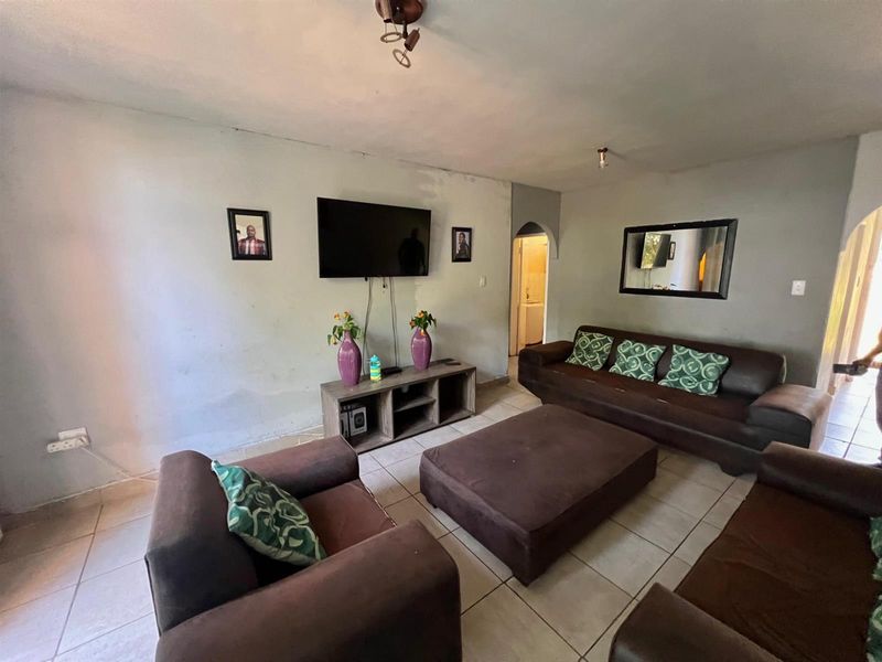 1.5 Bedroom For Sale in Windsor West - Photo 3