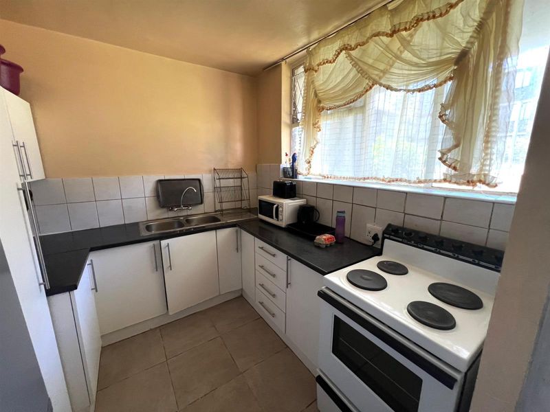 1.5 Bedroom For Sale in Windsor West - Photo 5