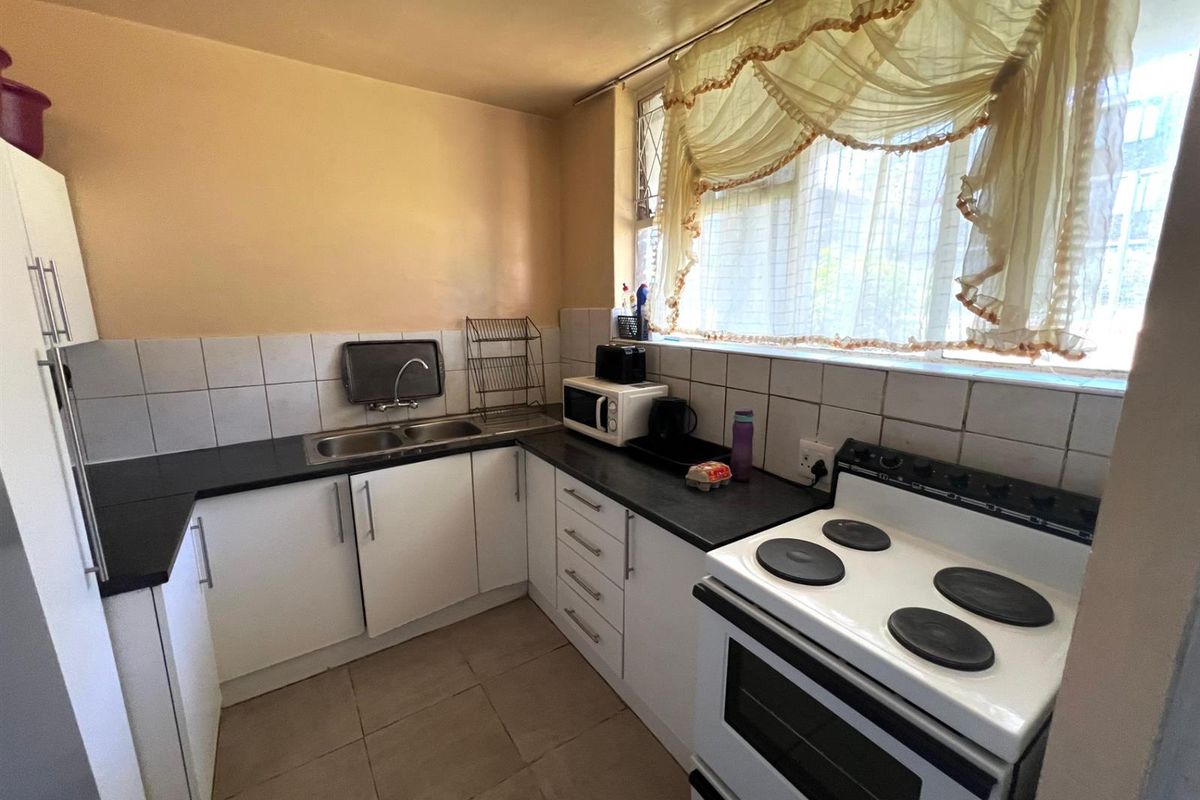 1.5 Bedroom For Sale in Windsor West - Photo 5