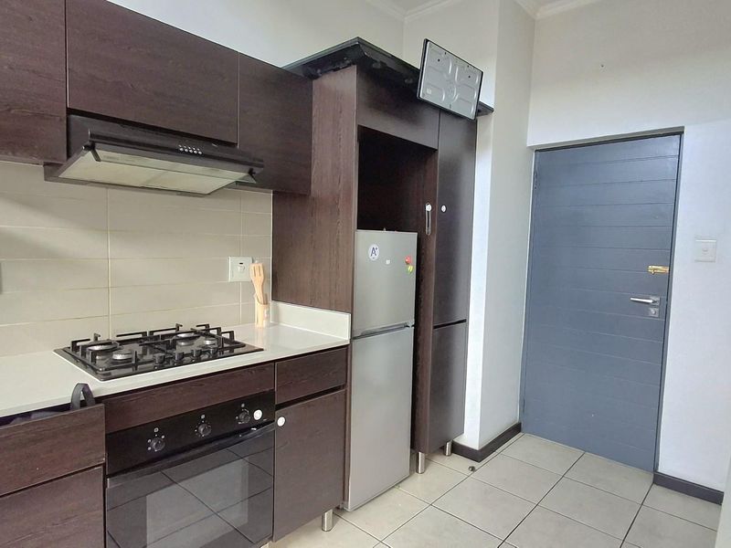 Quiet Top-Floor Living with Space, Light and Privacy - Photo 8