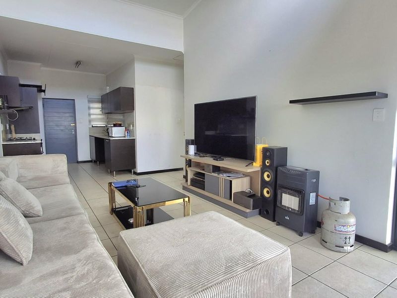 Quiet Top-Floor Living with Space, Light and Privacy - Photo 10