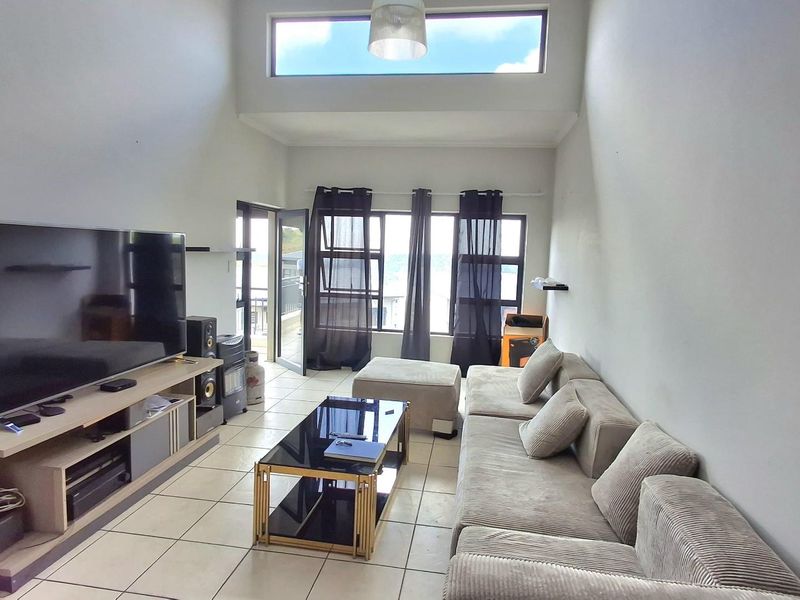 Quiet Top-Floor Living with Space, Light and Privacy - Photo 9