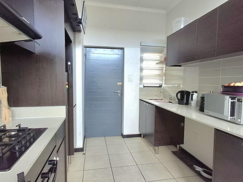 Quiet Top-Floor Living with Space, Light and Privacy - Photo 7