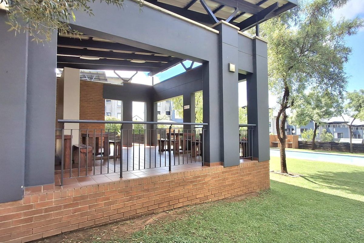 Quiet Top-Floor Living with Space, Light and Privacy - Photo 3