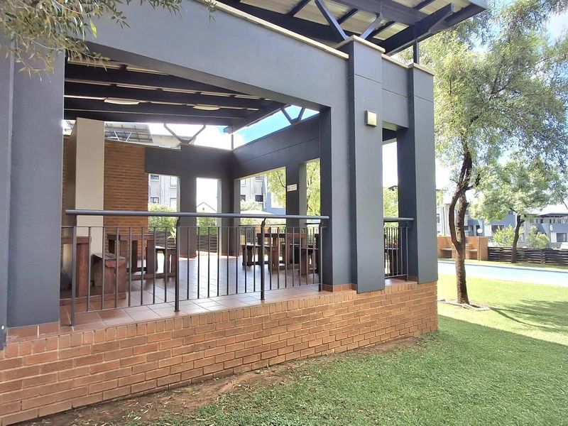 Quiet Top-Floor Living with Space, Light and Privacy - Photo 3