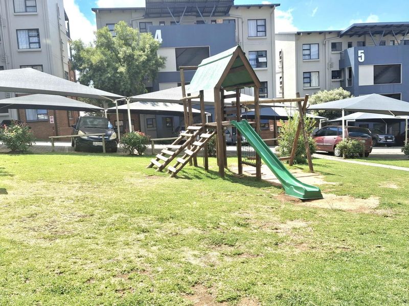 Quiet Top-Floor Living with Space, Light and Privacy - Photo 6