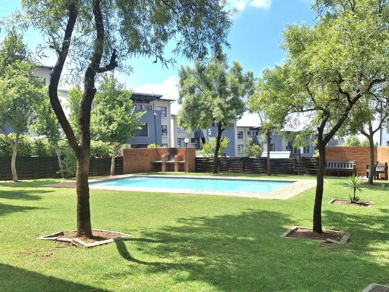 Quiet Top-Floor Living with Space, Light and Privacy - Photo 4