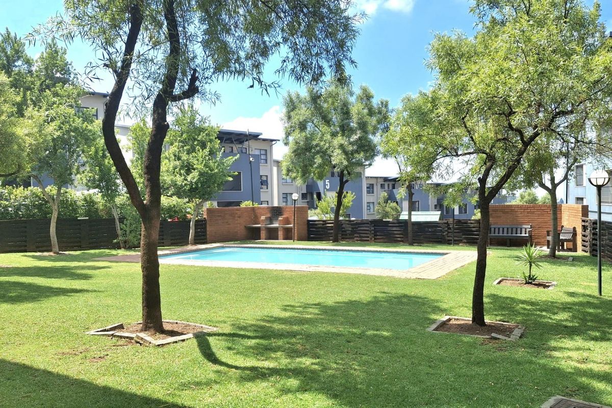 Quiet Top-Floor Living with Space, Light and Privacy - Photo 4