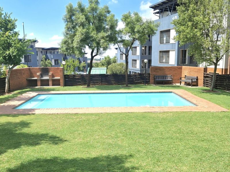 Quiet Top-Floor Living with Space, Light and Privacy - Photo 5