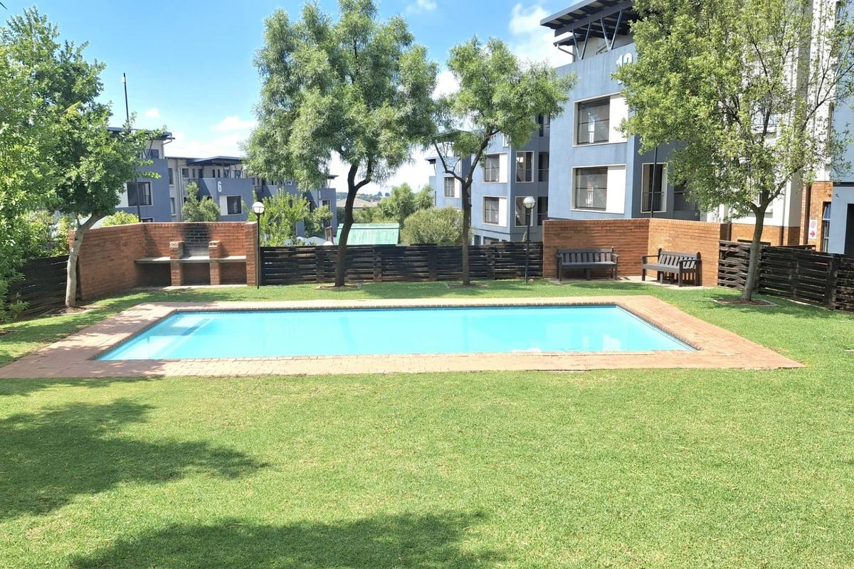 Quiet Top-Floor Living with Space, Light and Privacy - Photo 5