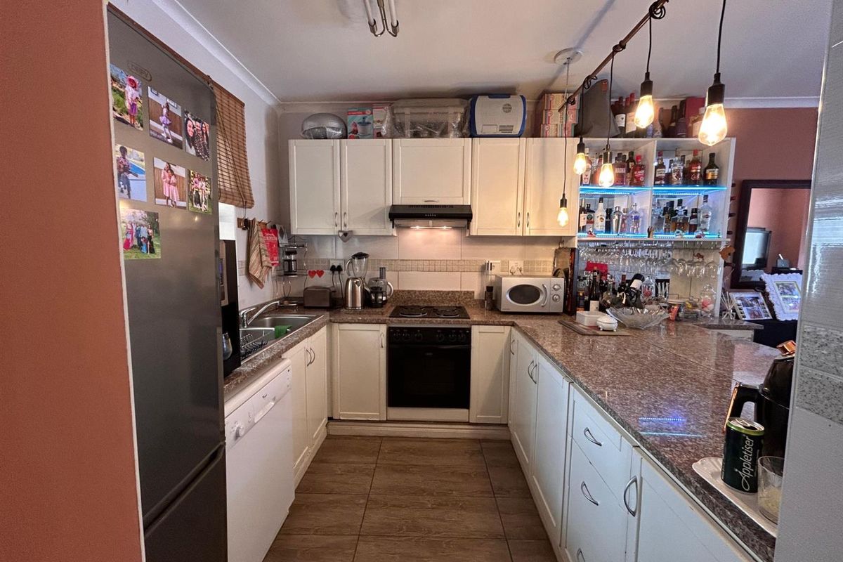 2 Bedroom Apartment in Umhlanga - Photo 4