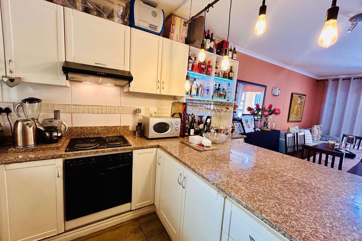 2 Bedroom Apartment in Umhlanga - Photo 3