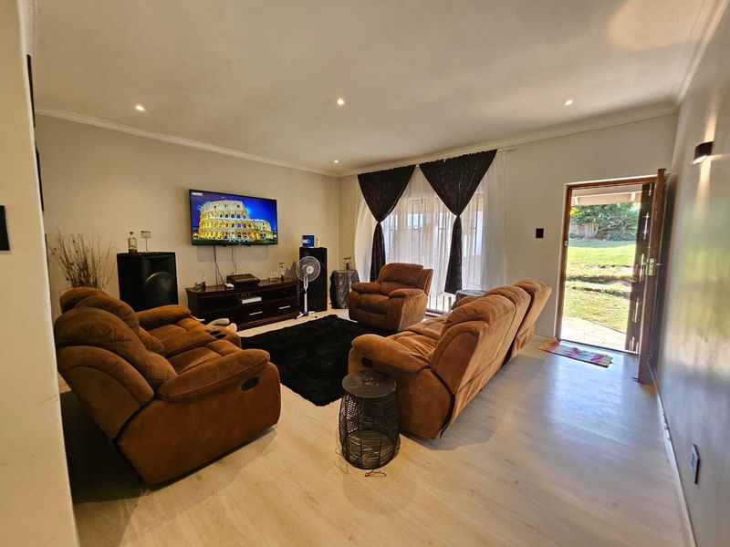 House For Sale in Athlone Park, Amanzimtoti, KwaZulu Natal - Photo 8