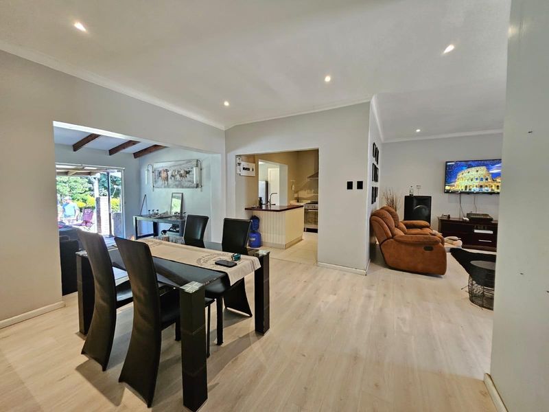 House For Sale in Athlone Park, Amanzimtoti, KwaZulu Natal - Photo 2