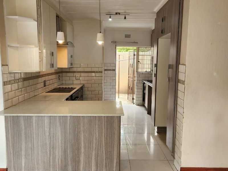 Apartment To Rent in Lyndhurst, Johannesburg - Photo 6