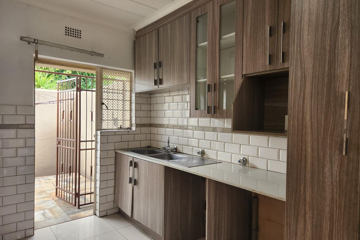 Apartment To Rent in Lyndhurst, Johannesburg - Photo 4