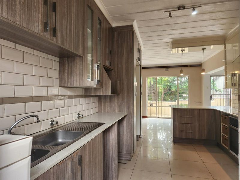 Apartment To Rent in Lyndhurst, Johannesburg - Photo 3