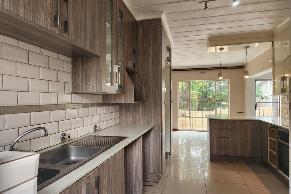 Apartment To Rent in Lyndhurst, Johannesburg - Photo 3