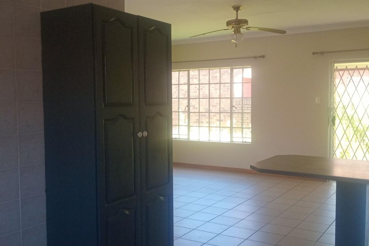 Townhouse For Sale in Aviary Hill, Newcastle, KwaZulu Natal - Photo 4