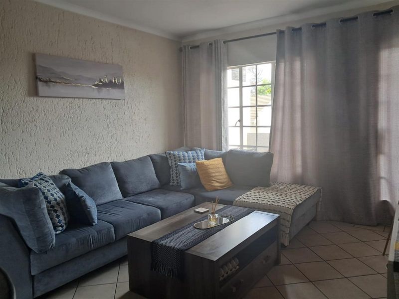 Beautiful 2-Bedroom Upstairs Unit in Secure Complex - Photo 1