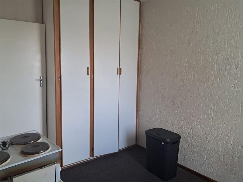 Beautiful 2-Bedroom Upstairs Unit in Secure Complex - Photo 6