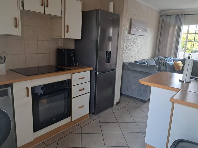 Beautiful 2-Bedroom Upstairs Unit in Secure Complex - Photo 4