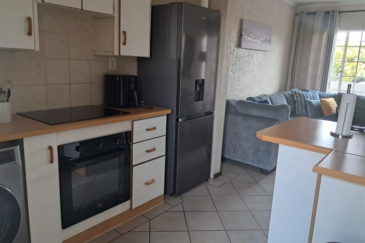 Beautiful 2-Bedroom Upstairs Unit in Secure Complex - Photo 4