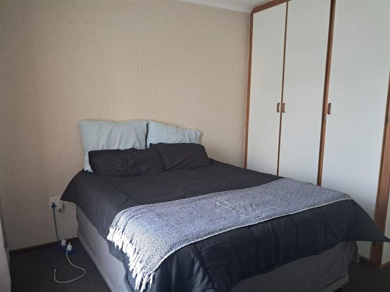 Beautiful 2-Bedroom Upstairs Unit in Secure Complex - Photo 5
