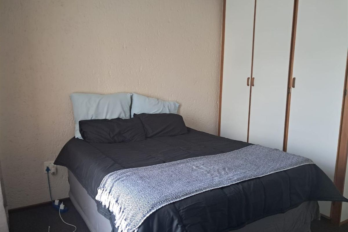 Beautiful 2-Bedroom Upstairs Unit in Secure Complex - Photo 5