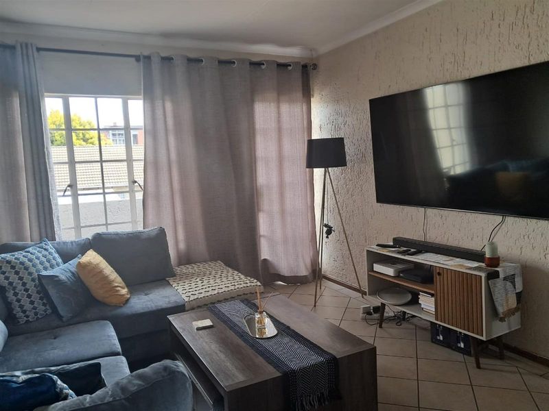 Beautiful 2-Bedroom Upstairs Unit in Secure Complex - Photo 2