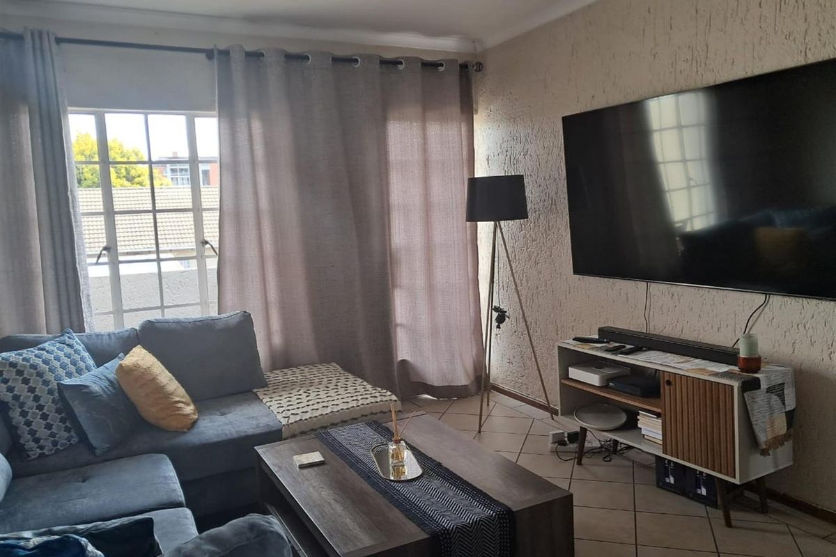 Beautiful 2-Bedroom Upstairs Unit in Secure Complex - Photo 2