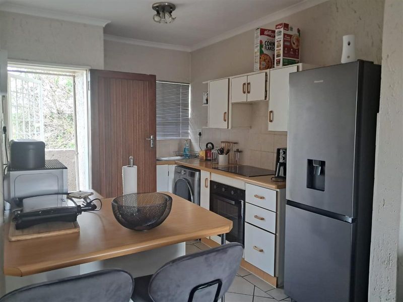 Beautiful 2-Bedroom Upstairs Unit in Secure Complex - Photo 3