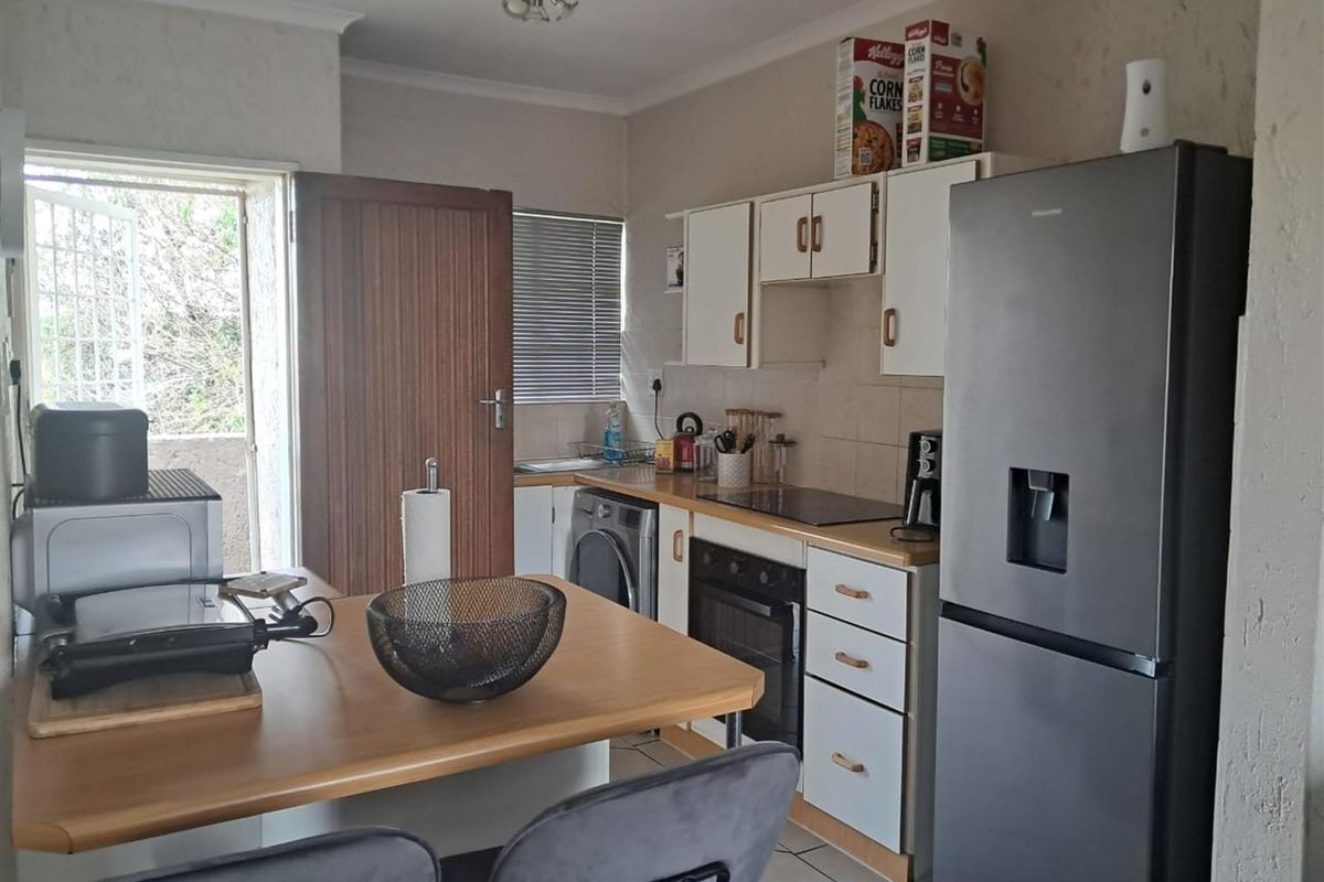 Beautiful 2-Bedroom Upstairs Unit in Secure Complex - Photo 3