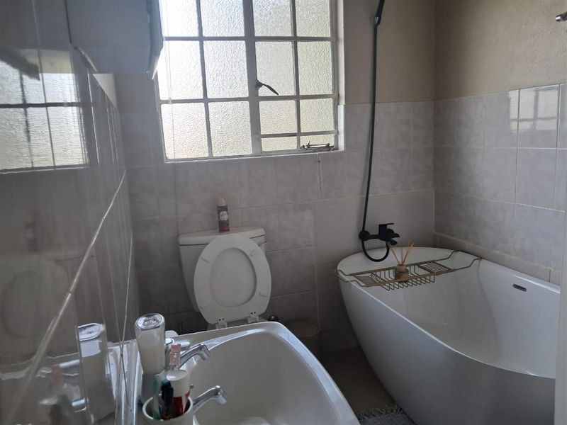 Beautiful 2-Bedroom Upstairs Unit in Secure Complex - Photo 7