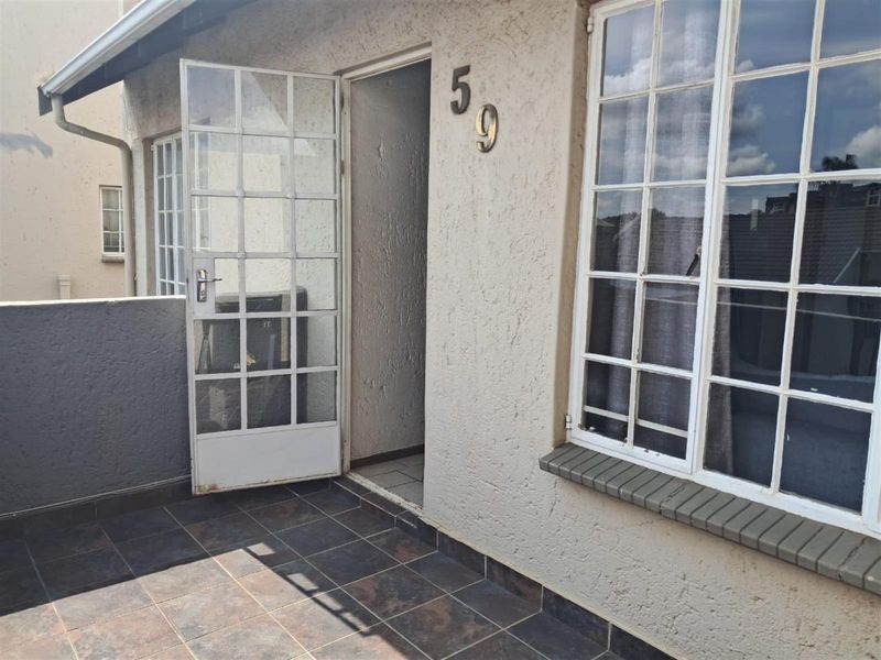 Beautiful 2-Bedroom Upstairs Unit in Secure Complex - Photo 9