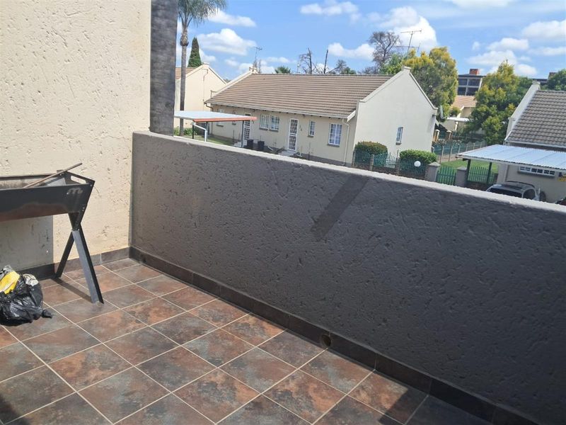 Beautiful 2-Bedroom Upstairs Unit in Secure Complex - Photo 8
