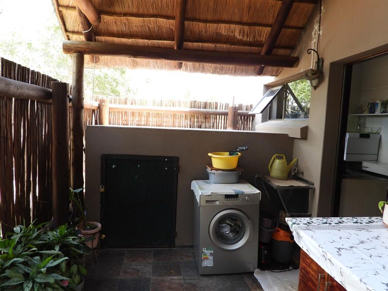 Private Wildlife Estate Living with Modern Comforts and Guest Cottage - Photo 10