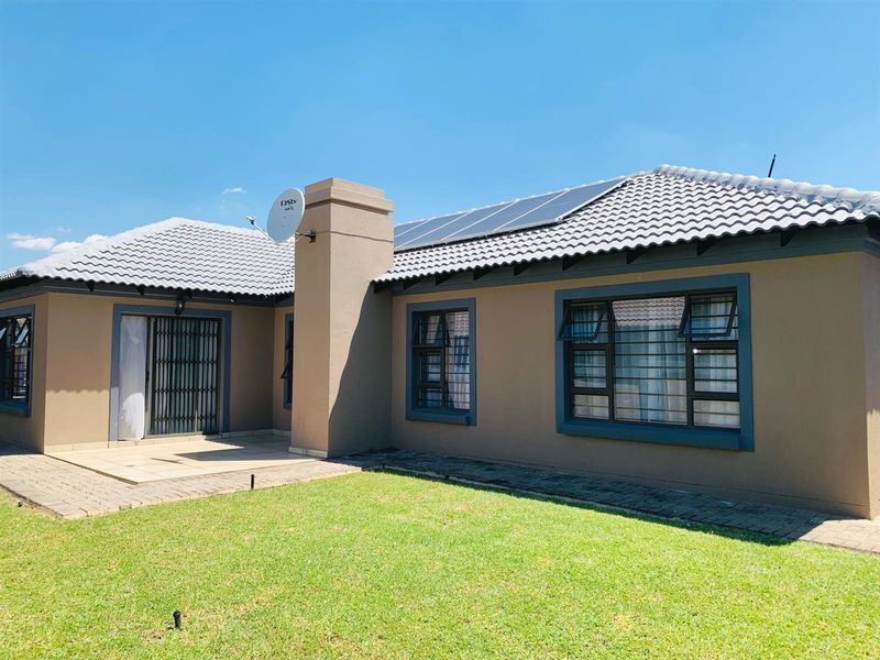 3 Bedroom, 2 Bathroom House For Sale in Akasia - Photo 2