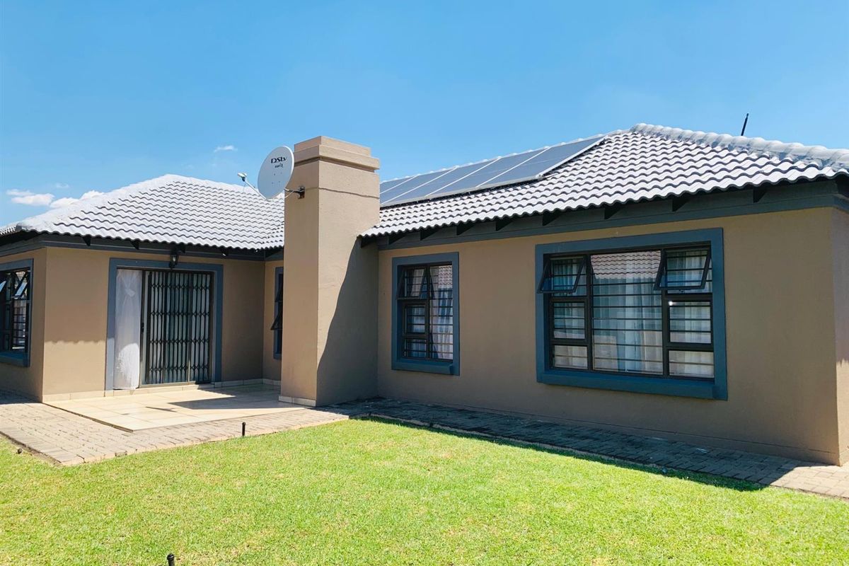 3 Bedroom, 2 Bathroom House For Sale in Akasia - Photo 2