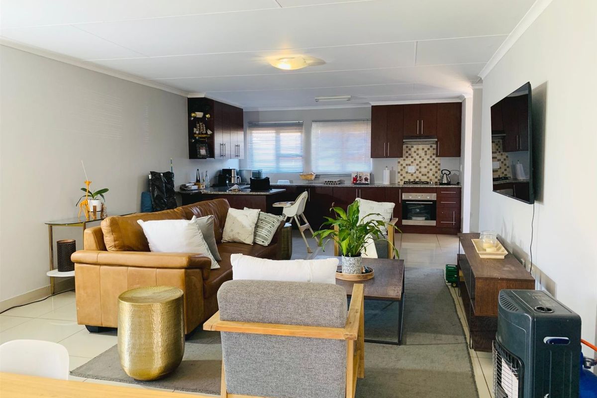 3 Bedroom, 2 Bathroom House For Sale in Akasia - Photo 5