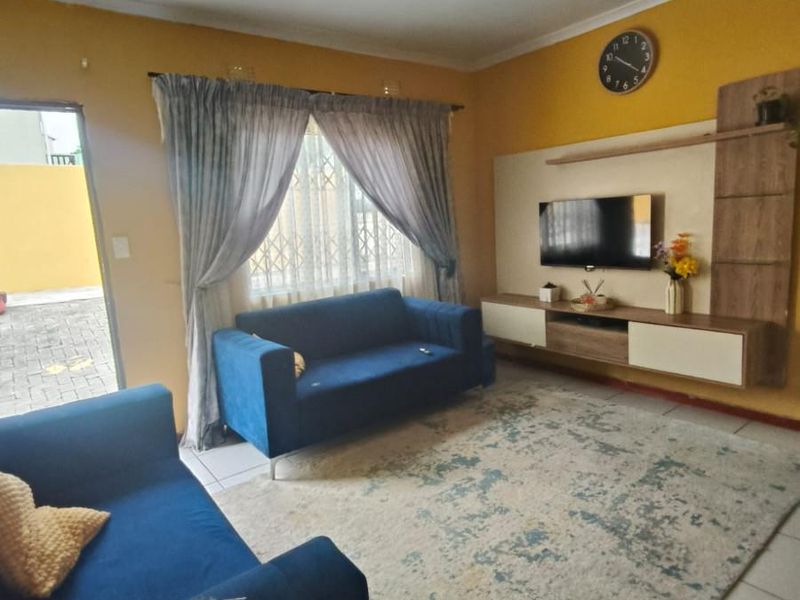 Spacious 4-Bedroom Family Home with Income Potential - Haven Hills - Photo 4