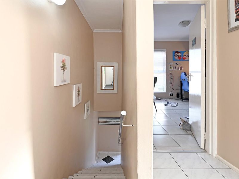 Delightful well loved 2 Bed Duplex in secure complex. - Photo 10